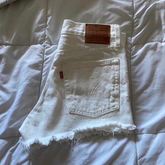 White Levi’s jean shorts - Picture 4 of 4